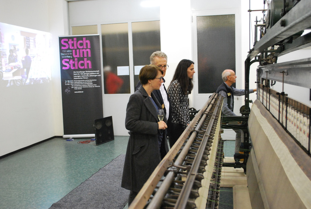 DSC_1772 Die Handstickmaschine von 1900 ist das Herzstu__ck des S-MAK.JPG