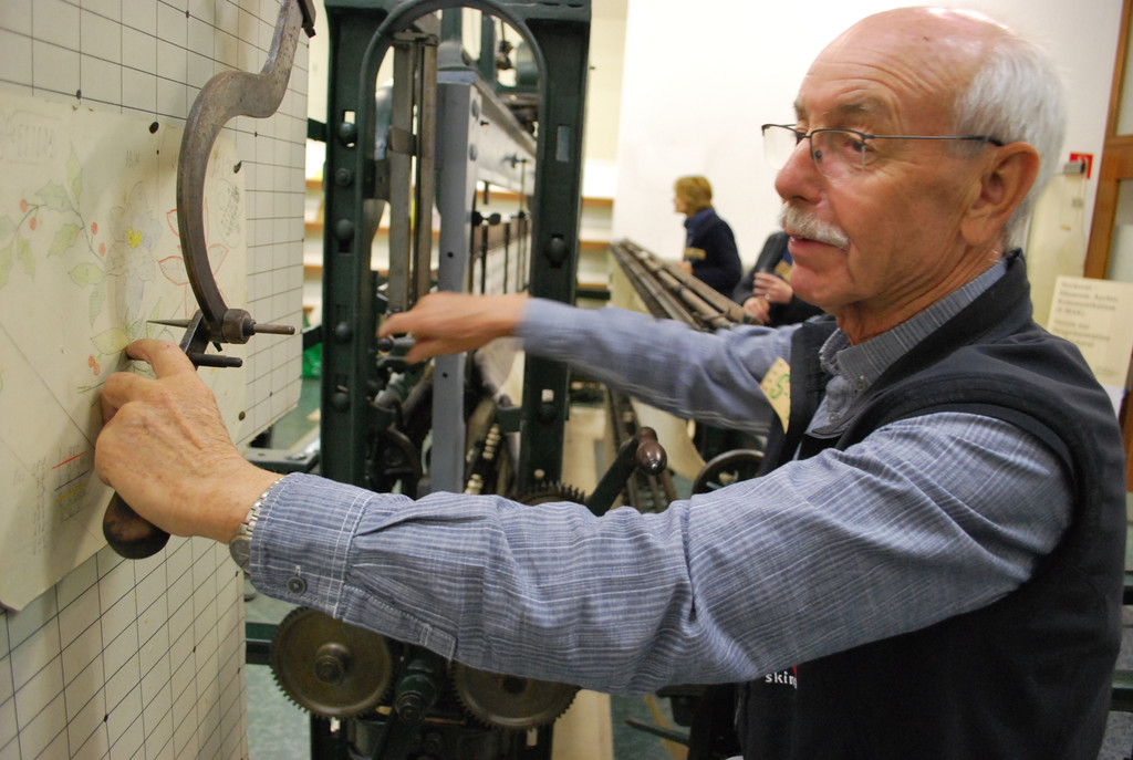 DSC_1773 Josef Kra__utler demonstriert_ wie das Sticken an der Handstickmaschine ging.JPG