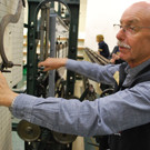 DSC_1773 Josef Kra__utler demonstriert_ wie das Sticken an der Handstickmaschine ging.JPG