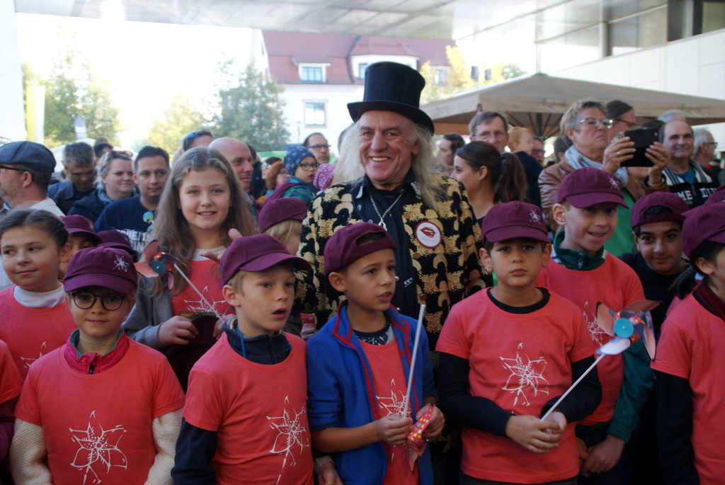 Edi 2000 mit der Kinderschar.JPG