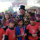 Edi 2000 mit der Kinderschar.JPG