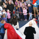 Gl__ckliche Landung am Kirchplatz.JPG