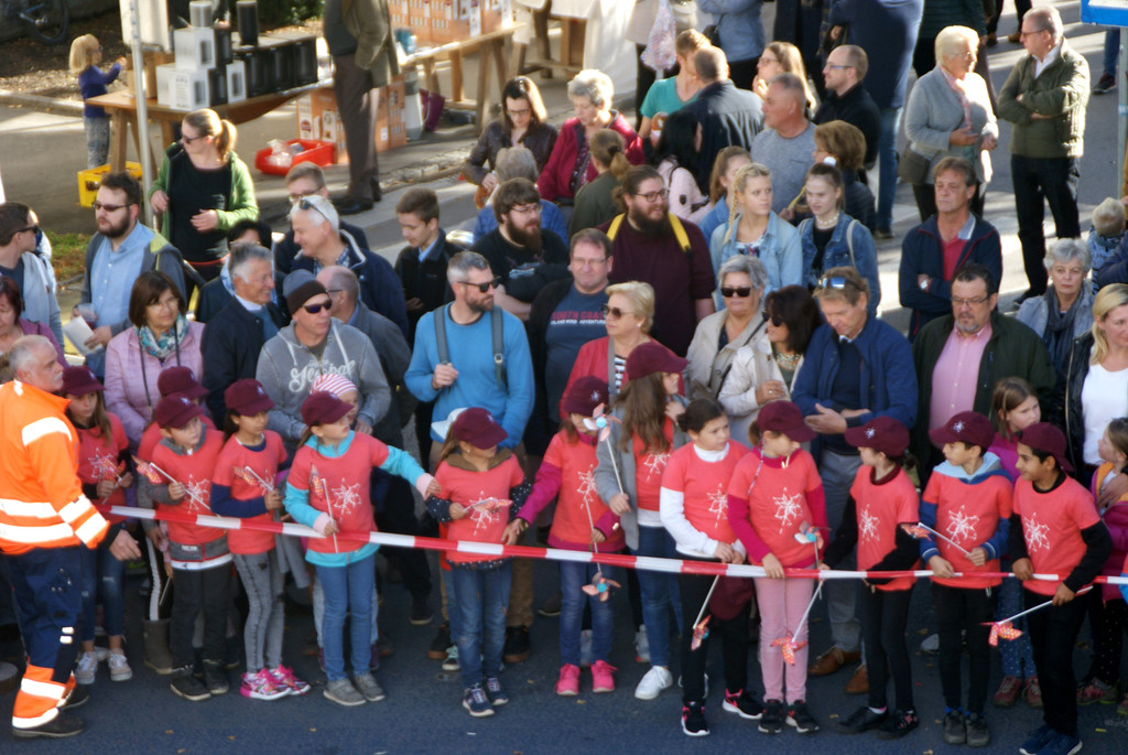Warten auf die Fallschirm-Springer.JPG