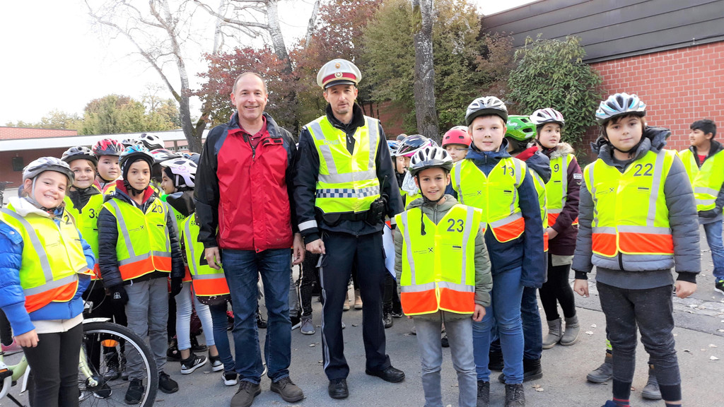 GR Dietmar Haller und Polizeikommandant Rene Schreiber mit Fahrrad-Pr__fungsteilnehmern.jpg