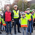 GR Dietmar Haller und Polizeikommandant Rene Schreiber mit Fahrrad-Pr__fungsteilnehmern.jpg