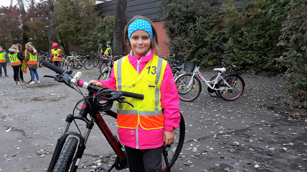 Leonie Salzmann nach bestandener Pr__fung.jpg