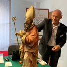 Dorotheum-Experte-mit-Statue-MyPlace-SelfStorage-Experten-Bewerten.jpg