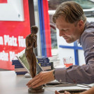 Experte-begutachtet-eine-Skulptur-_C_-Sabine-Bonni__-MyPlace-SelfStorage-Experten-Bewerten.jpg