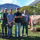 Peter Wittwer mit Pius_ Preisrichter Marco Burtscher und Christoph Schneider_ Gotthard Plankel Z__chterurgestein _er hat die.jpg