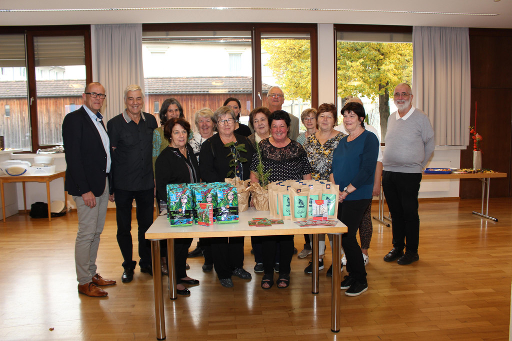 IMG_4140 Weltladen Team mit BM Walter Gohm VBM Ilse Mock und Pfarrmoderator Norman Buschauer.JPG