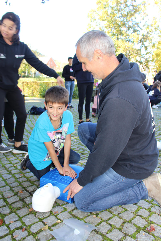 IMG_3757 Auch Mertcan packte bein der Wiederbelebung mit an.JPG