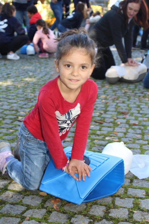 IMG_3762 Mira __bt sich in praktischer Wiederbelebung.JPG