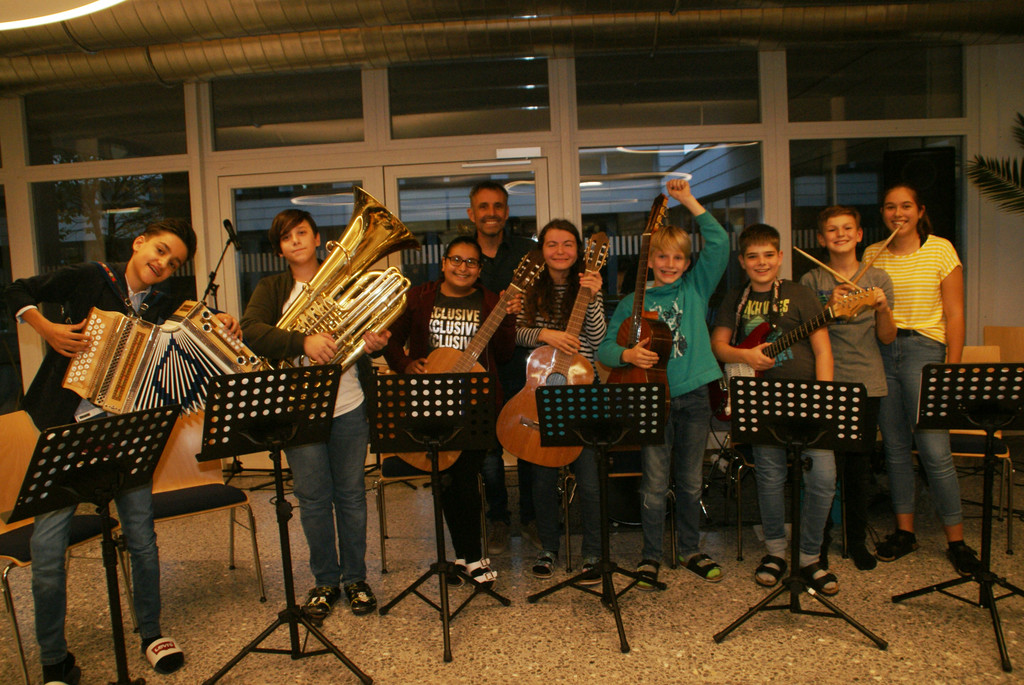 Die Schulband unter Leitung von Gerry B__sch.JPG