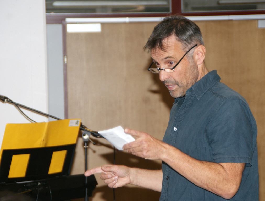 Gerry B__sch dirigierte die Schulband.JPG