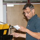 Gerry B__sch dirigierte die Schulband.JPG