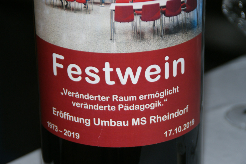 Zum Umtrunk gabs den Festwein.JPG