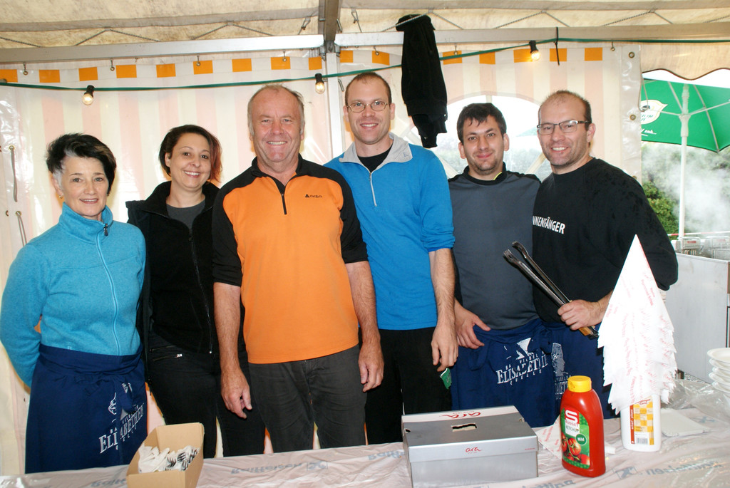 Die Arbeitscrew im Zelt.JPG