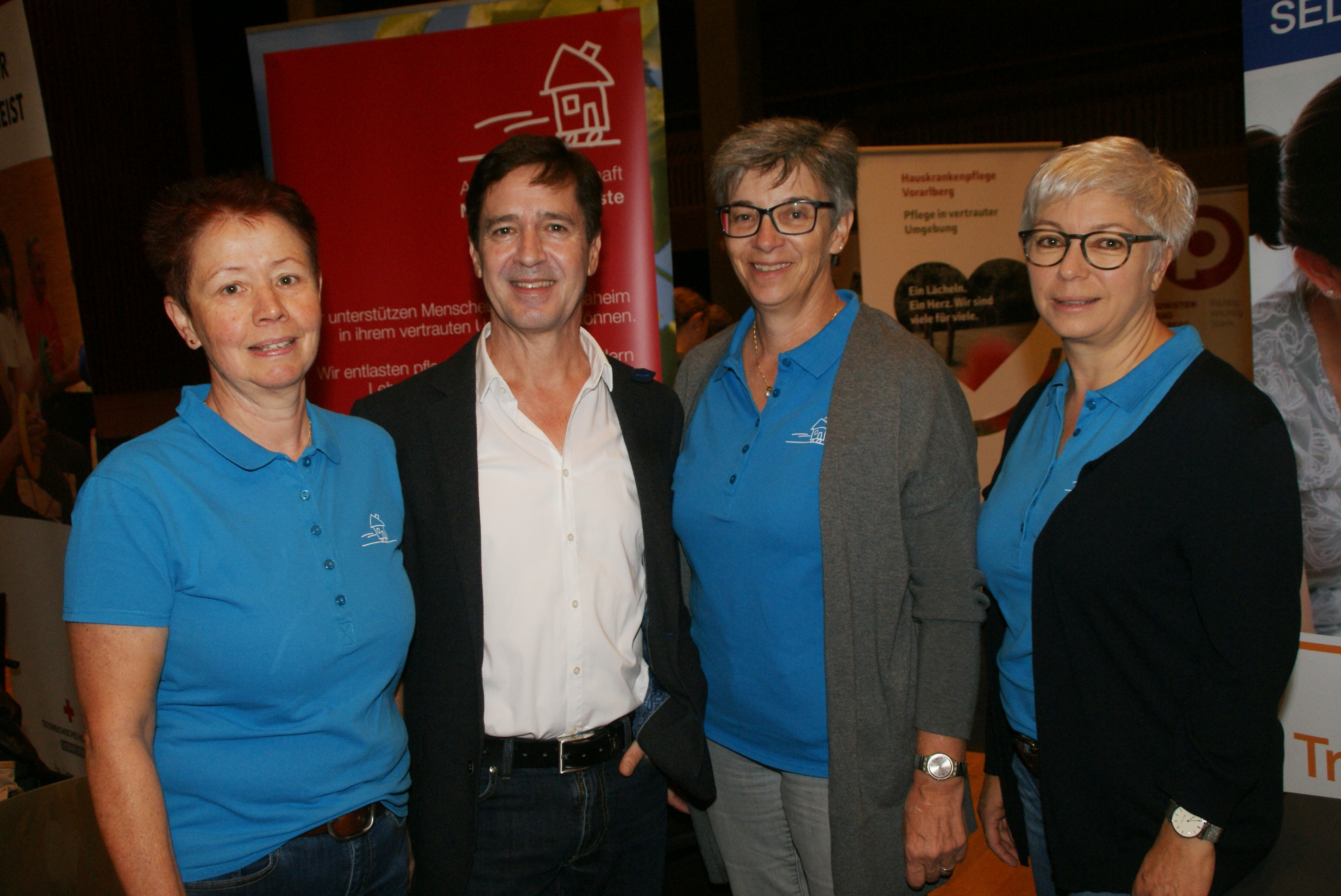 Sigi H__mmerle mit Carmen_ Birgitt und Jutta.JPG