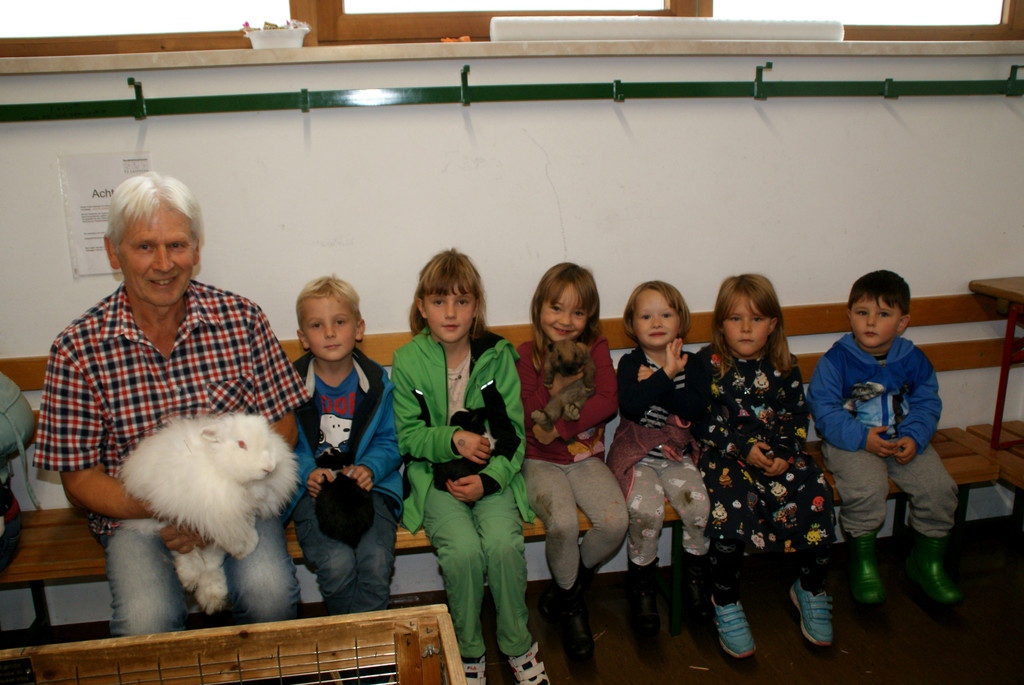 Die Kinder hatten ihre Freude an den kuscheligen Tierchen.JPG