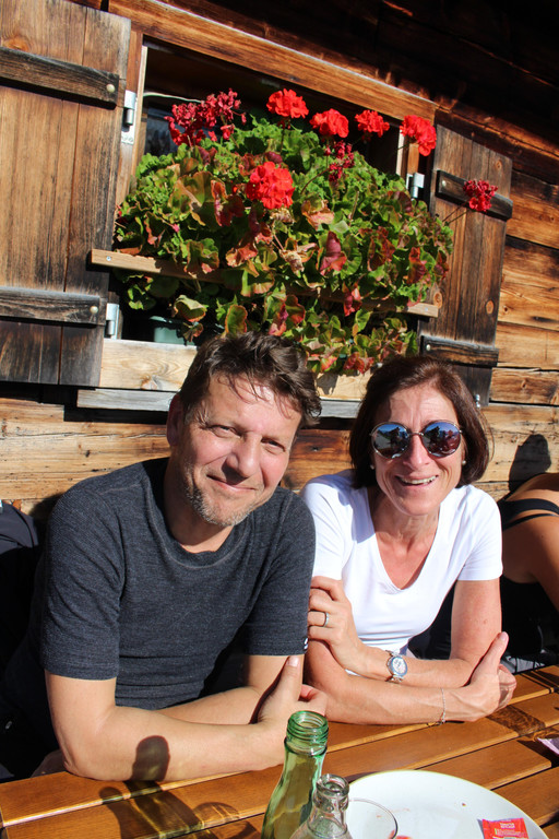 IMG_4210 Auch Urs und Sonja M__llner genossen den letzten Sonnentag auf dem Aelpele.JPG