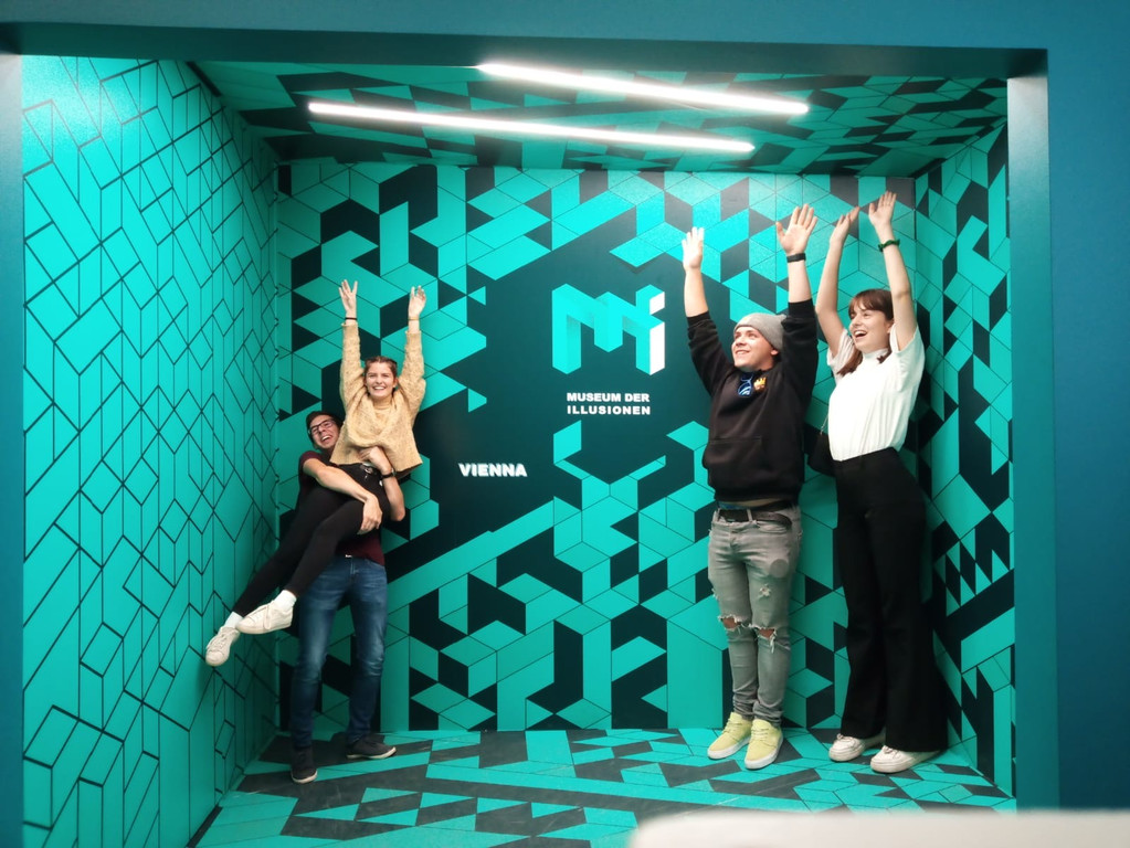 JKL im Museum der Illusionen in Wien.JPG