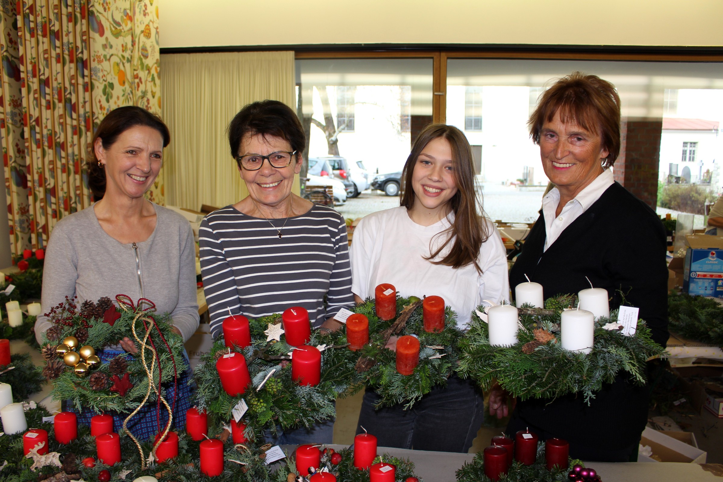 Adventkranzbinden MISSIONSKREIS der Pfarre 25-11-2018 _1_.JPG