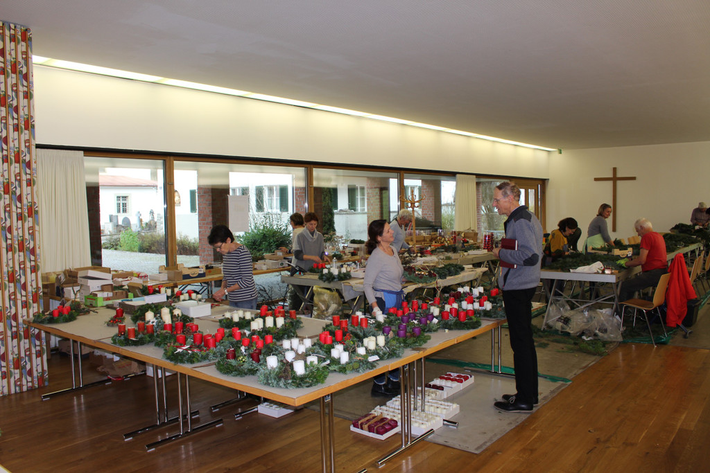 Adventkranzbinden MISSIONSKREIS der Pfarre 25-11-2018 _6_.JPG