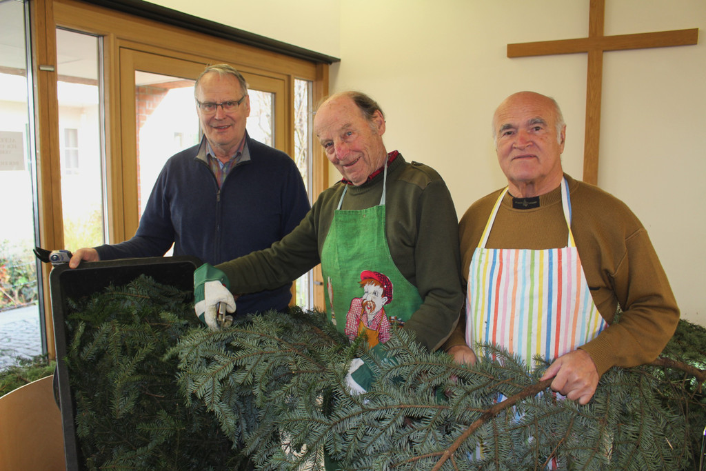 Adventkranzbinden MISSIONSKREIS der Pfarre 25-11-2018 _3_.JPG