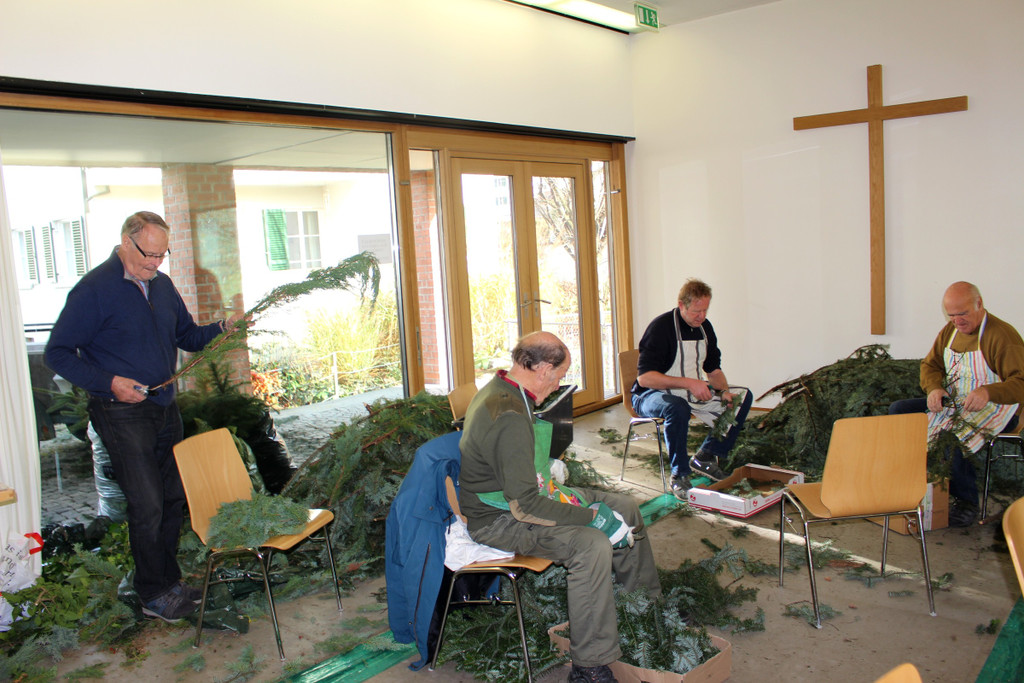 Adventkranzbinden MISSIONSKREIS der Pfarre 25-11-2018 _5_.JPG