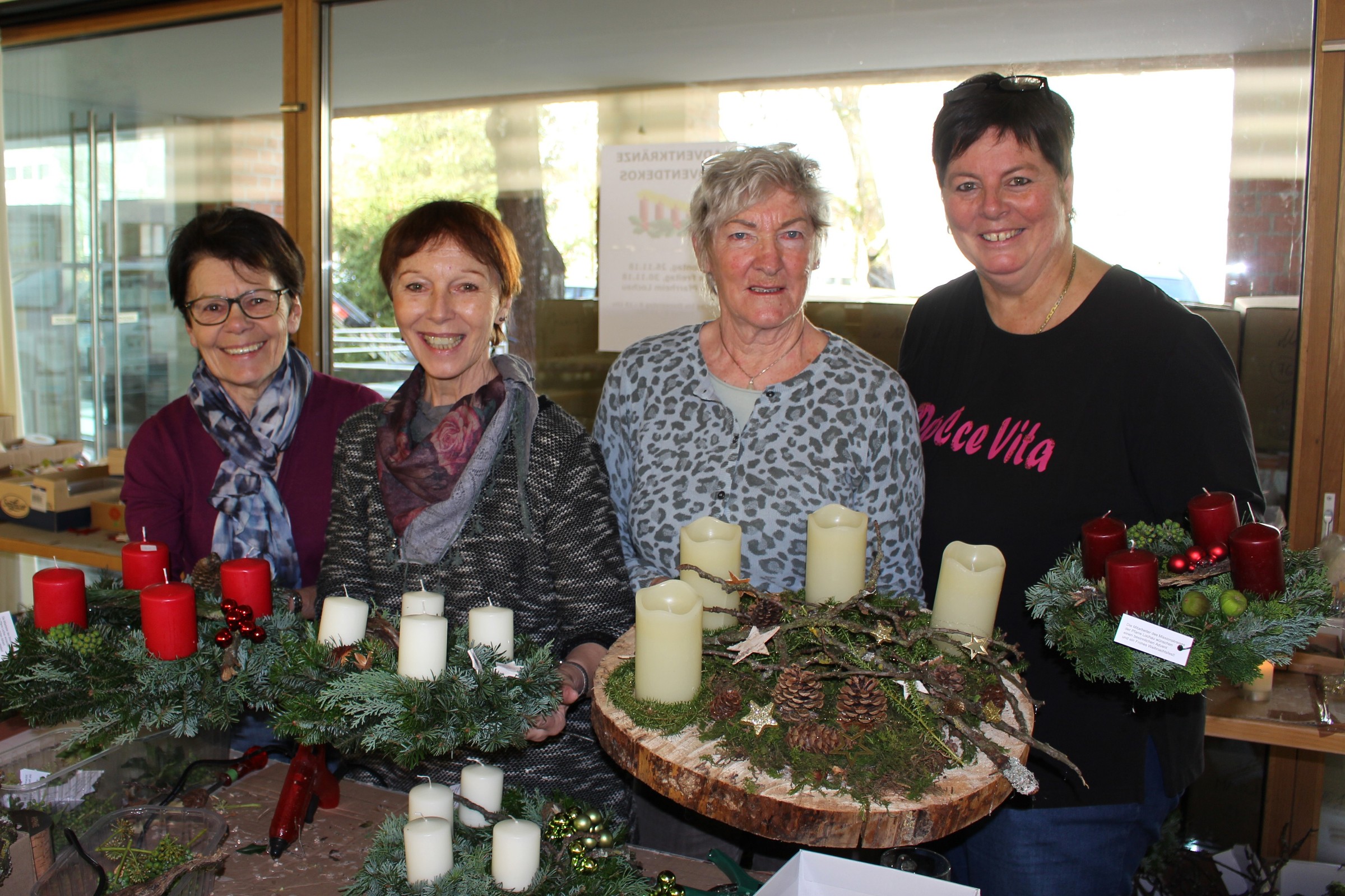 Adventkranzbinden MISSIONSKREIS der Pfarre 25-11-2018 _2_.JPG