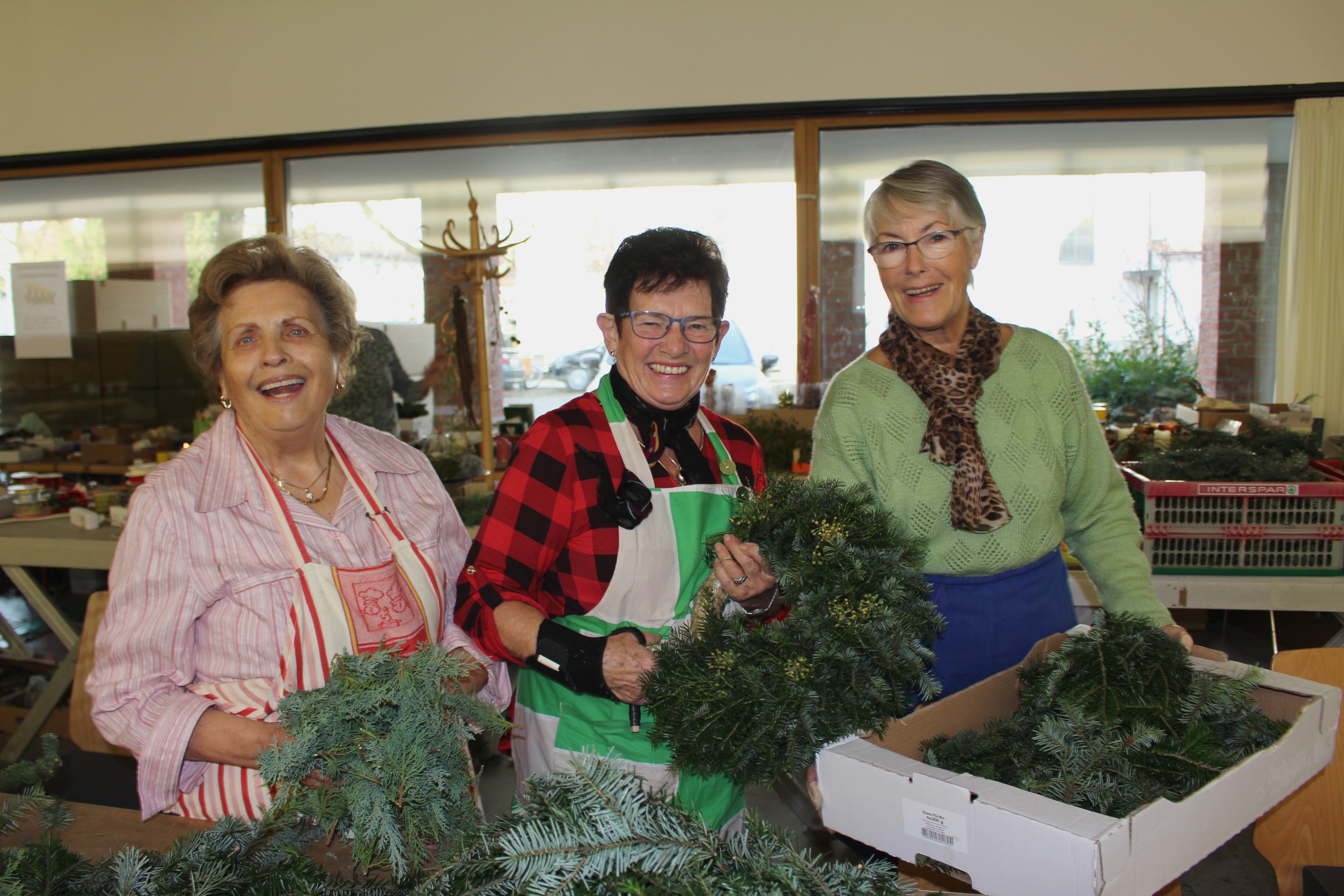Adventkranzbinden MISSIONSKREIS der Pfarre 25-11-2018 _4_.JPG