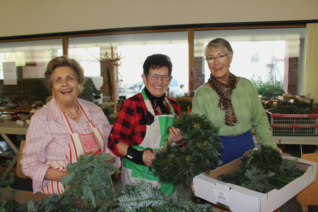 Adventkranzbinden MISSIONSKREIS der Pfarre 25-11-2018 _4_.JPG