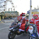 Vespa Fahrer als Weihnachtsmänner 2019