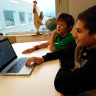 Programmieren mit Kindern aus der Volksschule – Schoren-ITM-Schüler/innen als digitale Programmier-Botschafter/innen
