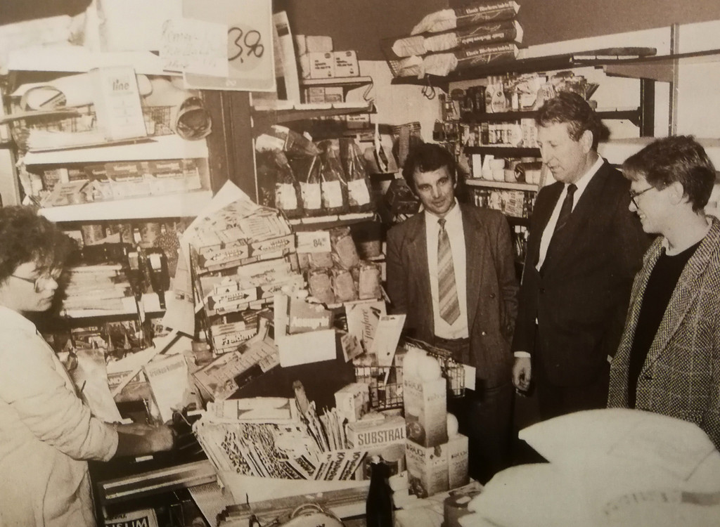 Bucher Dorfladen 1987 - Besuch LR_ Fredy Mayer u_ Bgm_ Ewald Hopfner.jpg