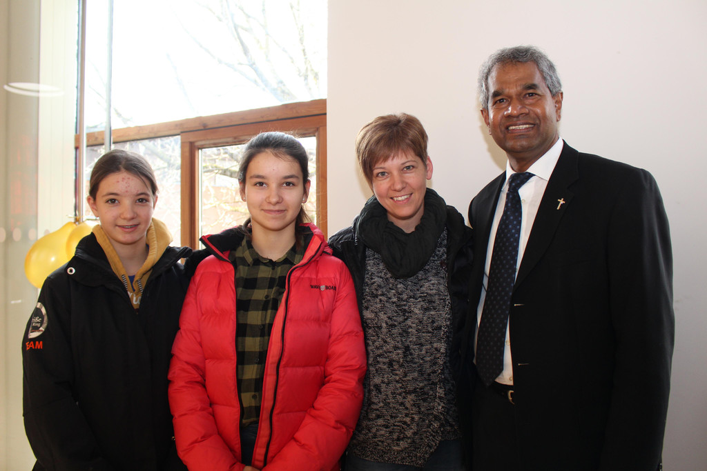 IMG_6203 Sarah Anna-Lena Anita und Pfarrer Georg.JPG