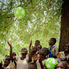 ein einfacher Ball ist ein riesen Geschenk fu_____r togolesische Kinder_CHK4726.jpg