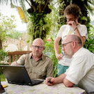 Martin Seitz mit Tobias Liemerdorf Projektleiter fu_____rs Projekt Togo und Andreas Weckwert GF natureOffice bewerten gemein.jpg