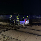 Auto blieb auf Gleisen hängen