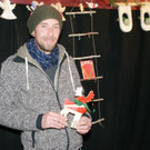 Tobias Krenz mit Holzspielzeug.JPG