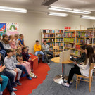 Einige Mittelschüler präsentierten den Volksschülern das weihnachtliche Bilderbuch „Die vier Lichter des Hirten Simon“ 
