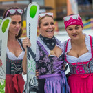 Ladies im Dirndl auf der Piste