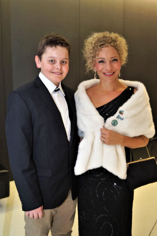 Martina H__mmerle _Schauraum_ wird von Sohn Lion auf den Ball begleitet.jpg