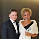 Martina H__mmerle _Schauraum_ wird von Sohn Lion auf den Ball begleitet.jpg
