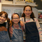 v_li_ Luise _7__ Tabea _9_ und Frida _10_ st__rzen sich in den B__cherdschungel.JPG