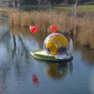 02 - Weltkugel Inselboot Valentinstag _c_ Aquacon.jpg