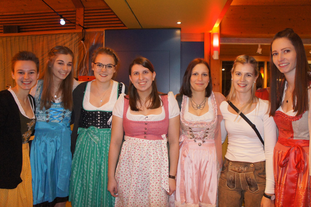 2020-02-08 Winterwiesn Maedels.JPG