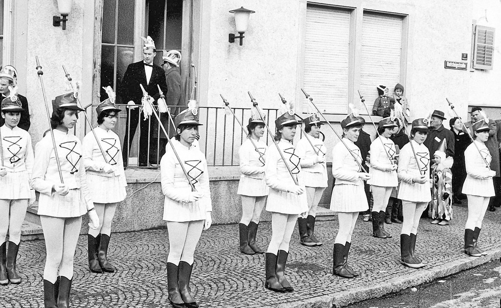 Erste Garde vor dem Rathaus.jpg