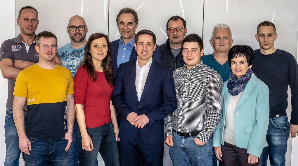 Gruppenfoto innen verkleinert zugeschnitten.jpg