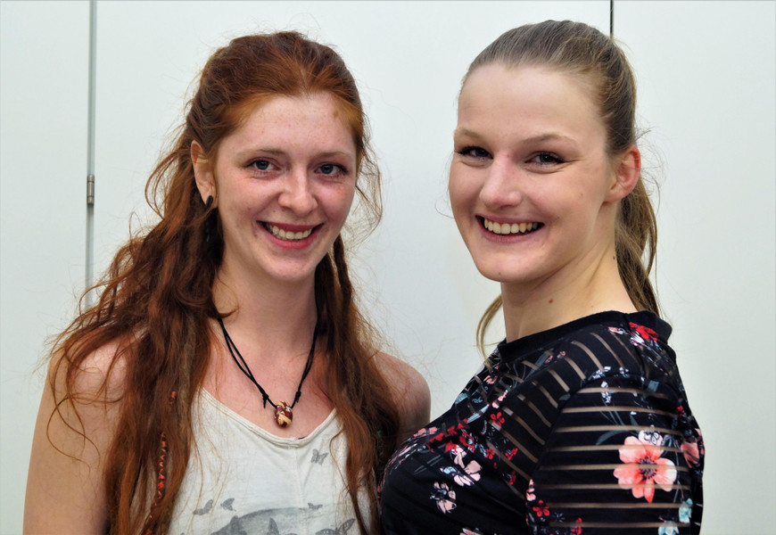Kerstin Jaquemond und Larissa Lu__nig waren f__r das Catering zust__ndig.jpg